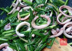 鱿鱼炒韭菜的做法图解7