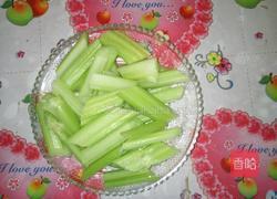 木耳炒西芹的做法图解2