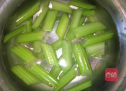 木耳炒西芹的做法图解5