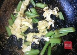 木耳炒西芹的做法图解11
