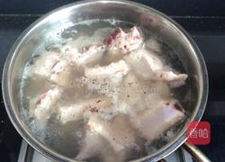 西红柿排骨汤的做法图解1