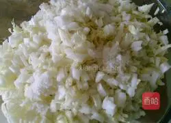 Illustration of how to make cabbage and fungus dumplings 1