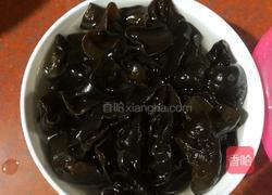 洋葱拌木耳的做法图解1