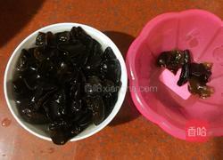 洋葱拌木耳的做法图解2