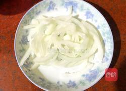 洋葱拌木耳的做法图解3