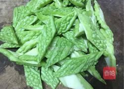 苦瓜炒猪肉的做法图解3