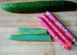 黄瓜炒火腿肠的做法图解1