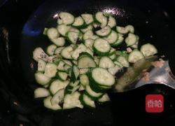 黄瓜炒火腿肠的做法图解3