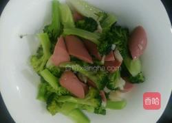 西兰花炒火腿肠的做法图解4
