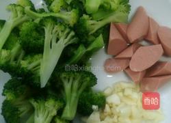 西兰花炒火腿肠的做法图解1