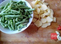 土豆烧豆角的做法图解1