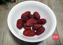 红枣枸杞小米粥的做法图解2