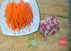 胡萝卜丝炒肉的做法图解1