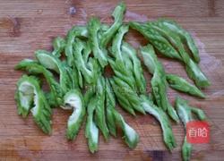 苦瓜拌鸡蛋的做法图解1