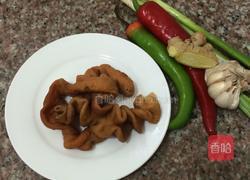 辣椒炒肥肠的做法图解1