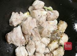 土豆炖排骨的做法图解1