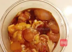 Illustration of how to make claypot rice with mushrooms and chicken 1