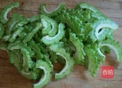 洋葱拌苦瓜的做法图解1