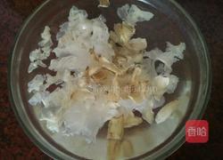 银耳百合粥的做法图解1