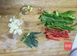 辣椒炒猪耳朵的做法图解2