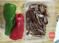 辣椒炒猪耳朵的做法图解1