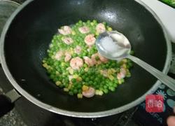青豆玉米炒虾仁的做法图解6