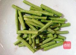 土豆炒豆角的做法图解1