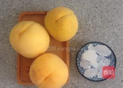 冰糖黄桃的做法图解1