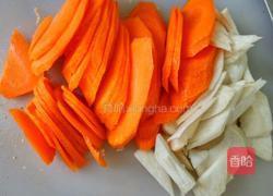 蚝香胡萝卜鲜菇片的做法图解1