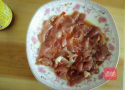 青椒蘑菇炒肉的做法图解1