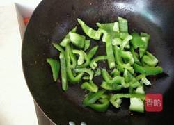 青椒蘑菇炒肉的做法图解5