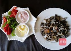 青红椒炒鲜蘑的做法图解1