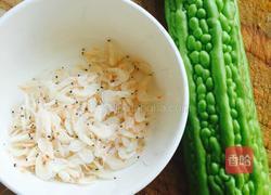 苦瓜炒虾米的做法图解1