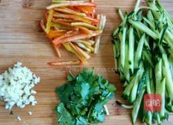 凉拌黄瓜鸡蛋丝的做法图解2