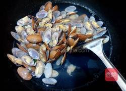 姜葱炒花蛤的做法图解3