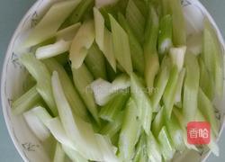 肉炒芹菜的做法图解2