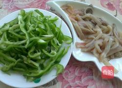 青椒炒鱿鱼的做法图解1