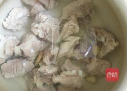 白萝卜豆腐排骨汤的做法图解2