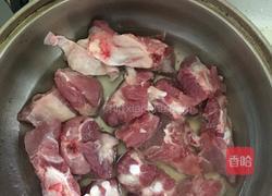 白萝卜豆腐排骨汤的做法图解1