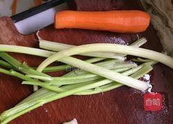 胡萝卜炒香芹的做法图解1