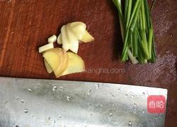 胡萝卜炒香芹的做法图解2