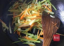 胡萝卜炒香芹的做法图解7