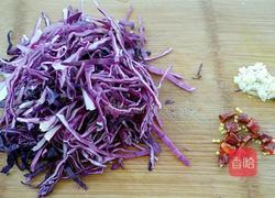 炝炒紫甘蓝的做法图解1