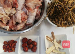 药材炖鸡的做法图解1