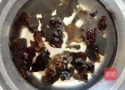 核桃仁拌木耳的做法图解1