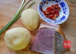 腊肉蒸土豆的做法图解1