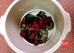 枸杞红枣乌鸡汤的做法图解3