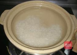 砂锅皮蛋瘦肉粥的做法图解2