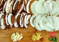 洋蔥炒香菇的做法圖解2