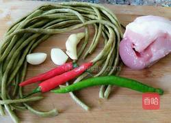 长豆角炒肉丁咸菜的做法图解1